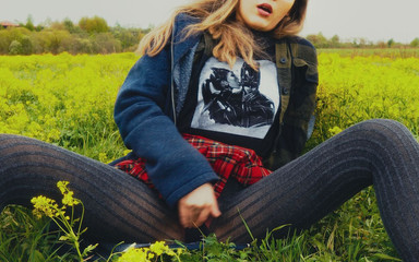 Rita_Solo: 私たちは友人と一緒に森に行き、彼女は自然の中で自慰行為をすることにしました