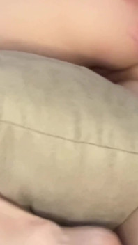 La ragazza viene dalla masturbazione con un vibratore
