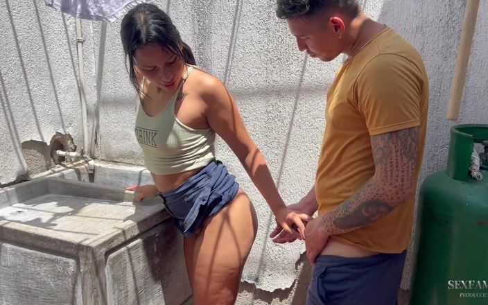 mia_and_cris_fuck: Minha meia-irmã indiana precisa de ajuda para pendurar roupas e...