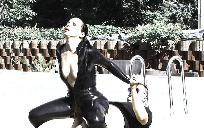 Lydia Privat: 穿着紧身连衣裤做爱