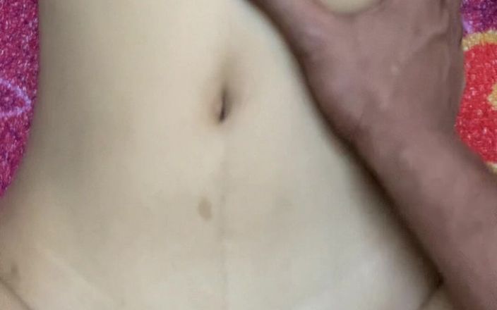 Riya mickey: Мы поделили кровать с лучшим другом моей подруги, и я чувствую, что она трахается рядом со мной, NTR