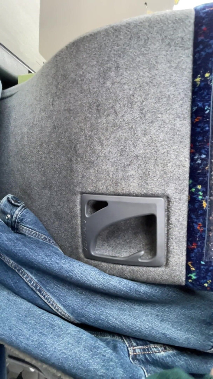 SlipCouple: Branlette dans le bus et fouettée de sperme sur le...