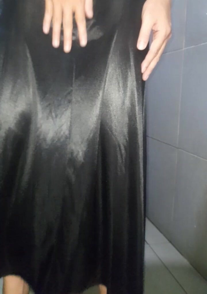 Naomisinka: Thủ dâm mặc váy ca sĩ lụa satin