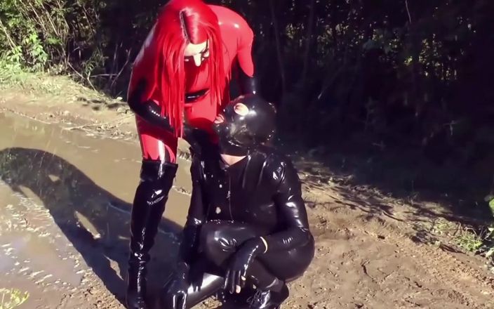 Arya Grander: Femdom vernedering, pissen, buikfetisj, latex, nat en rommelig