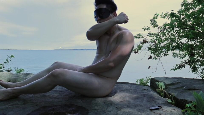 barenakedboy: 背中に太陽が当たり、足元には湖が広がり―腕立て伏せをいくつかこなし、まるで自分の場所のように体を伸ばして動いた