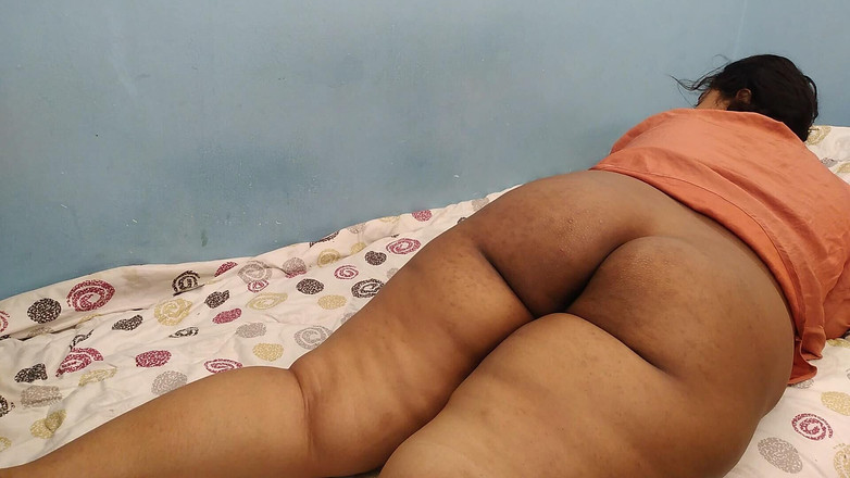 Aria Mia: Studente wordt geneukt door haar man op hostelbed