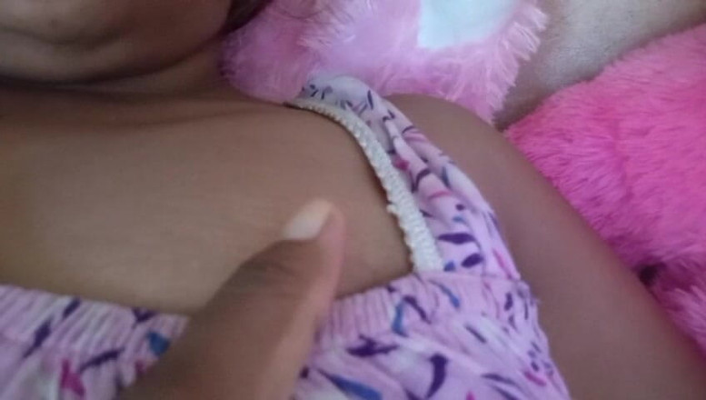 Miya White: Sri-lankische berühmte schauspielerin Anne im bett schlägt ihre großen möpse...