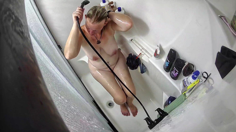 KittieNoOne: Přistižen při rychlé sprše