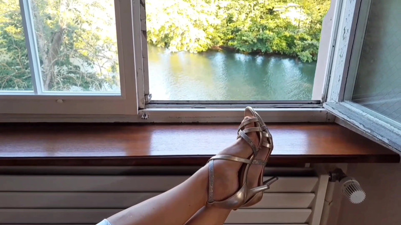 Selena701: Selena穿着缎面和高跟鞋的自然姿势