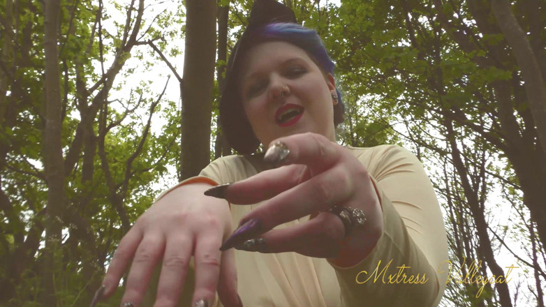 Mxtress Valleycat: Sanguine giantess long nails