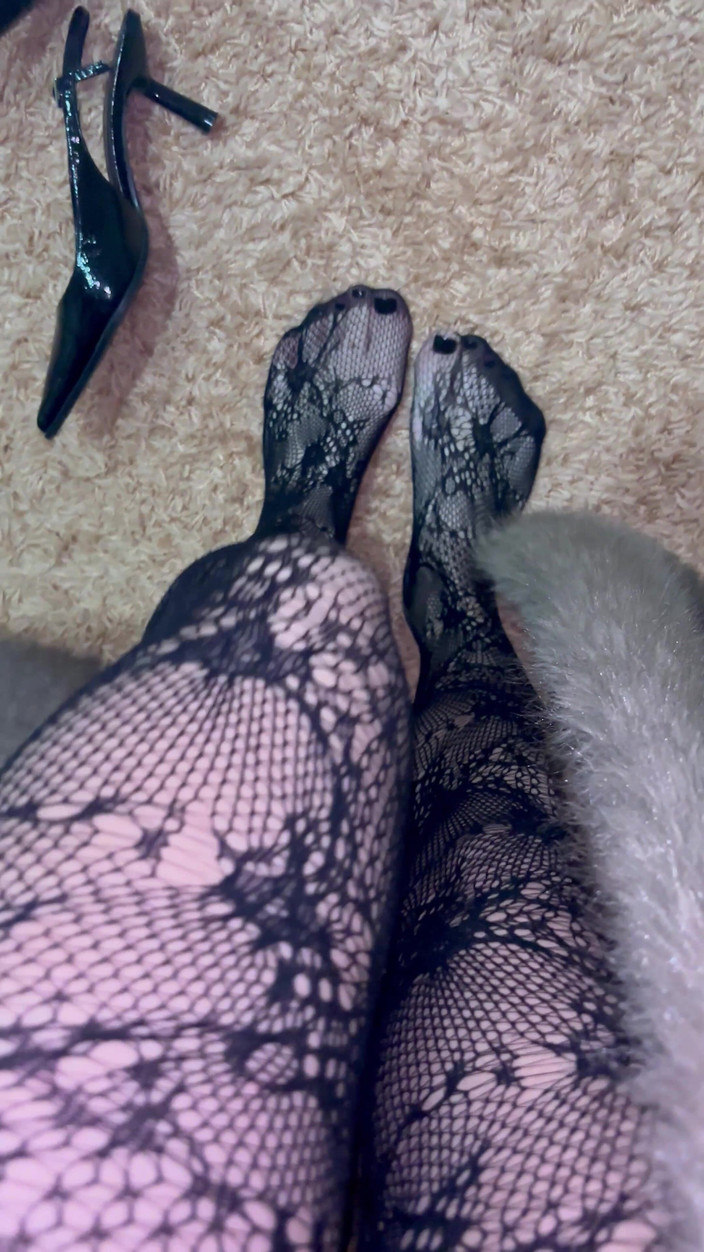 Sparrowica: Leker med mina ben i sexiga strumpbyxor och klackar