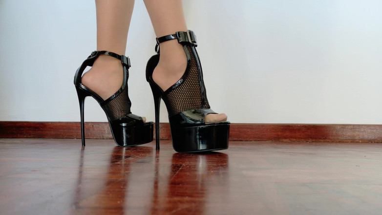 Kinky Lyrical: Highheel Batendo e Andando em Stilettos Letais