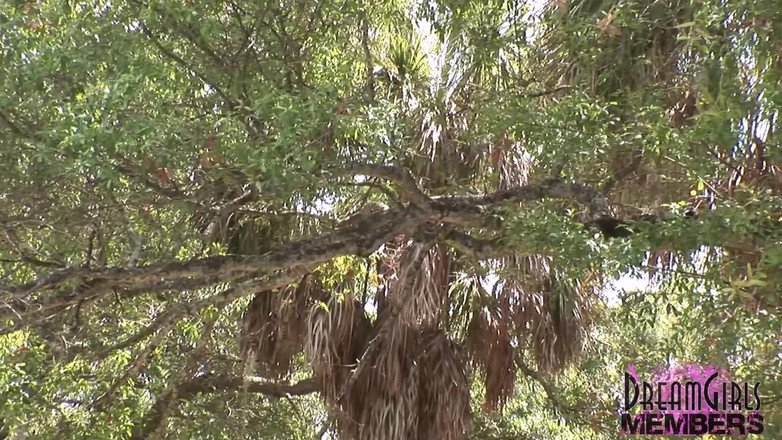 Dream Girls: Heiße latina Anfängerin entbßt alles in riskanten Orten im freien