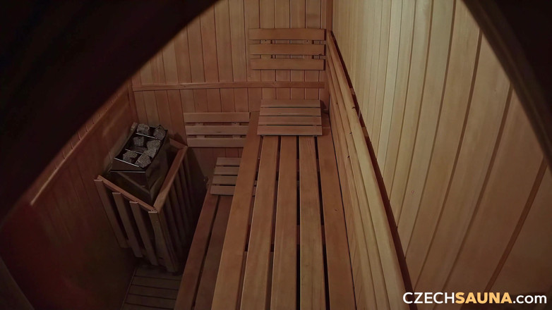 Czech Sauna: Çek saunası 34: büyük memeli orta yaşlı seksi kadınlar saunayı boşaltıyor