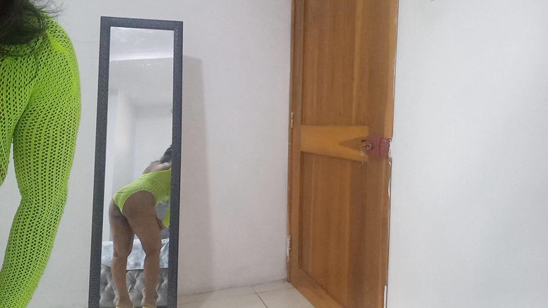 PATY PATY: 继女绝望地想要把奶子插入她的阴户！