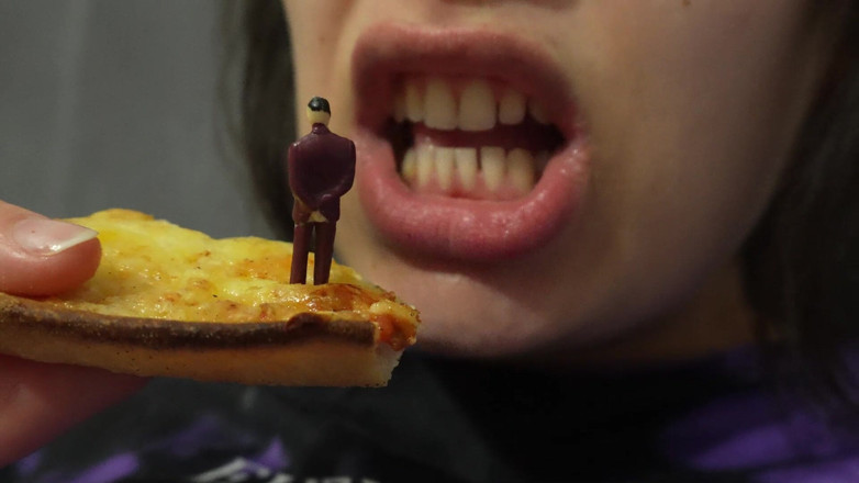 AmayaMori: Obryně pizza večeře má divoký obrat Drobný muž se stane...