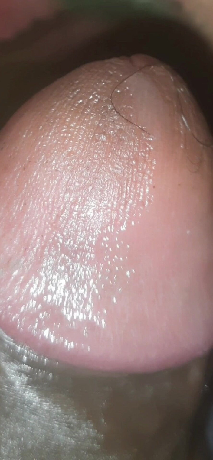 Lubina45: 他正在偷偷探索自己的亲密利益。