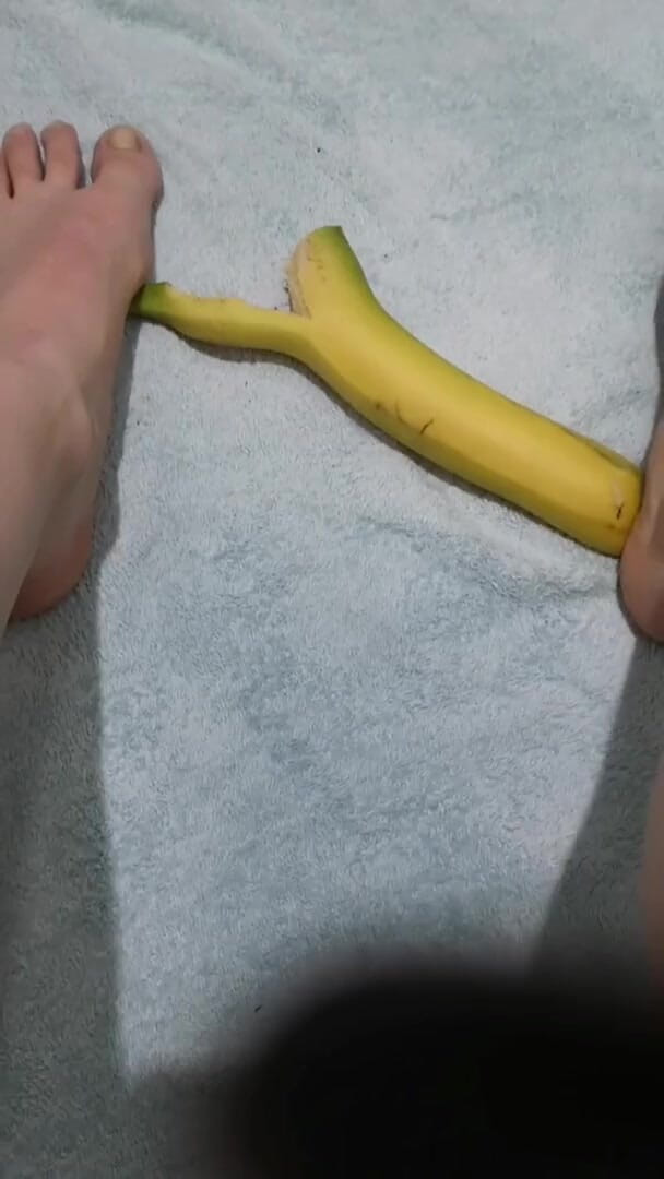 Erotic college: My roommate like eat bananas after video
