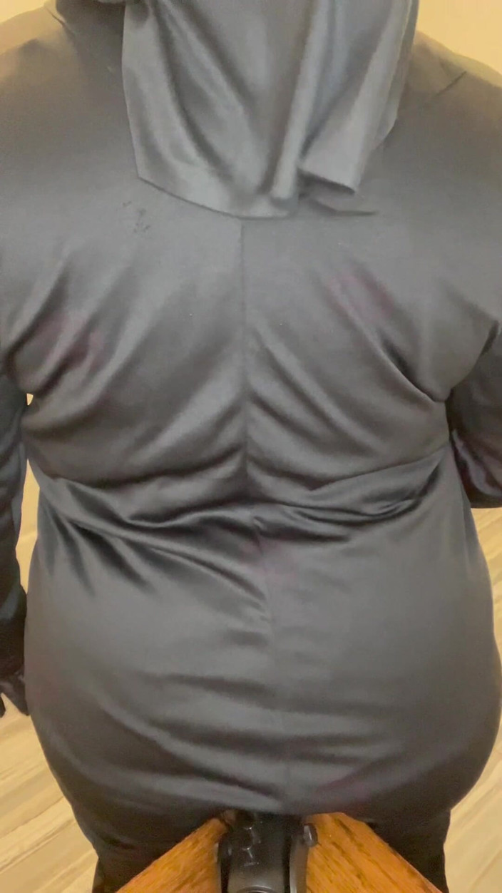 Anye Meshell: Una suora culona pecca con un microfono asmr!