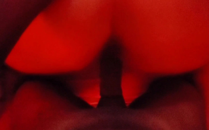 BEZ88: Мокрая киска заставляет этот большой черный член делать работу!