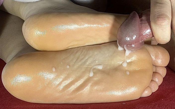 Zsaklin's Hand and Footjobs: Cum on Oiled Soles