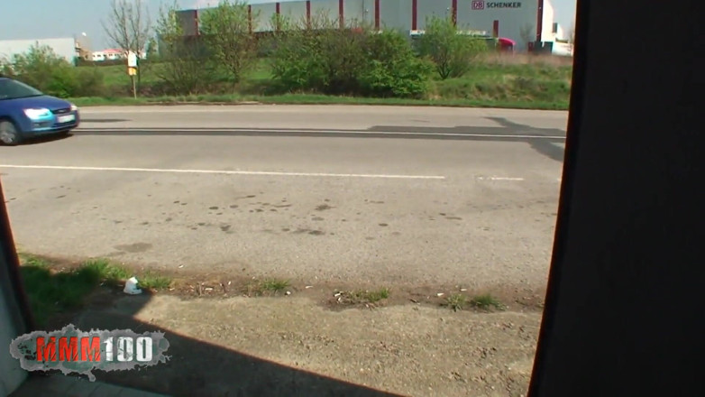 MMM100: Une brune se fait baiser au bord de la route...