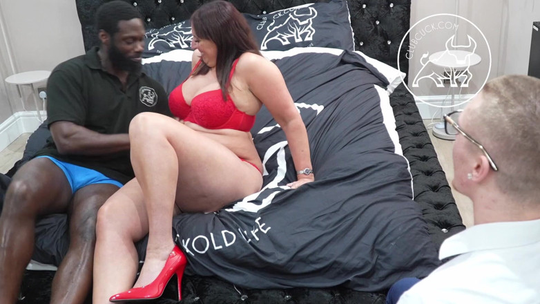 Clubcuck - cuckold: MILF blir svart framför sin yngre cuckold knull kompis