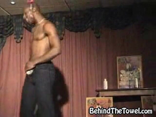 Behind The Towel: 섹시한 남성 댄서와 함께하는 원 와일드 나이트