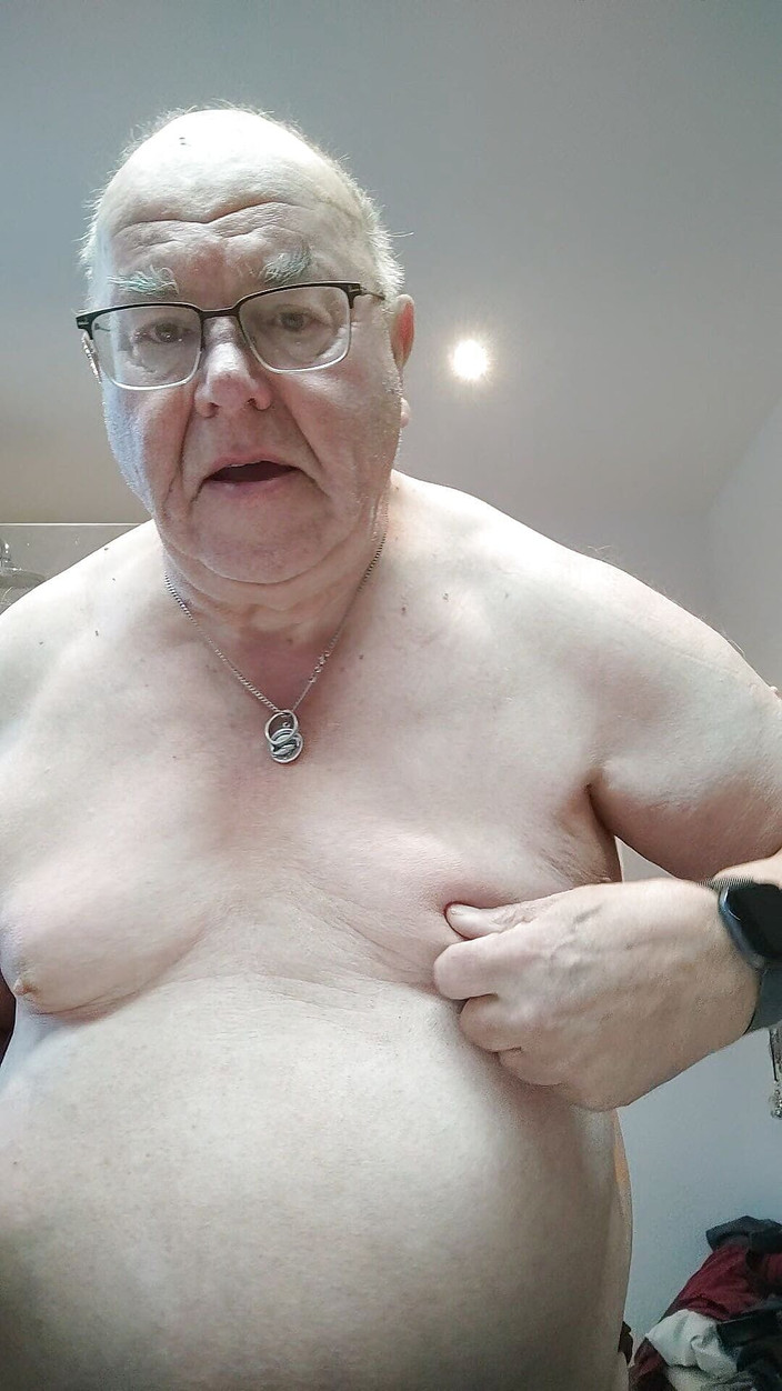 Karlchengeil: Güzel göğüslerimi kızartıyor