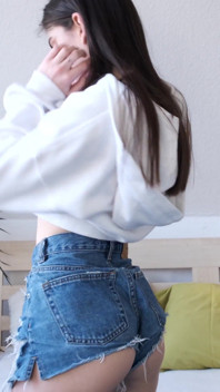 Dünne teen-studentin mit gepiercter nabel macht striptease