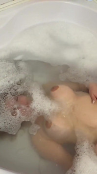 Zadržuji dech pod vodou pod pěnou ve vaně
