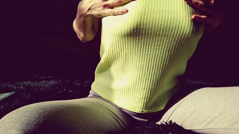 GinnaGg: Rus orta yaşlı seksi kadın yoga pantolonlu amcığı titreştiriyor