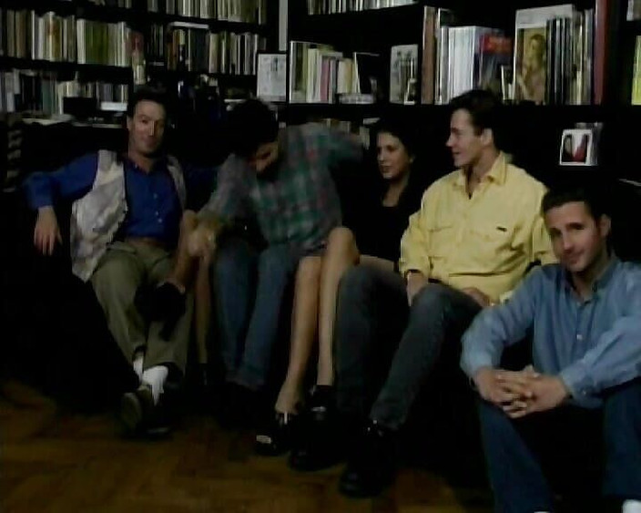 Videos Francaises: Cewek seksi perancis telan sperma setelah aksi seks foursome sampai...