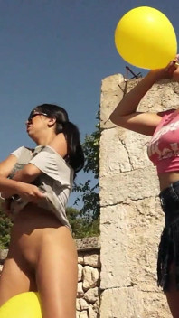 四个西班牙女孩为一个小丑撒尿的狂欢，而小丑却和她们所有人发生了关系