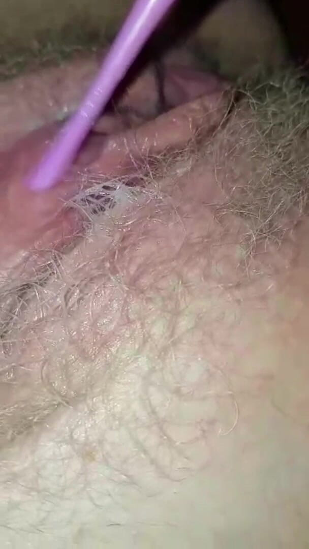 KittieNoOne: 내 털이 무성한 보지를 장난감으로 빨아