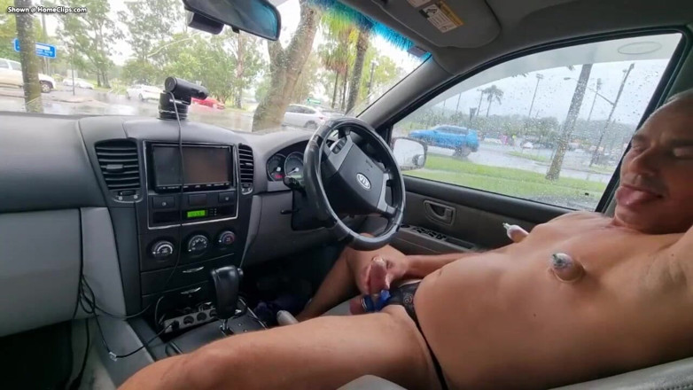 yogiyumyum: Nackt im auto