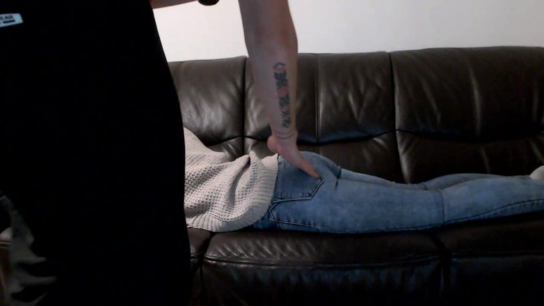 MagicStas: Massaggio culo e figa attraverso i jeans sul divano