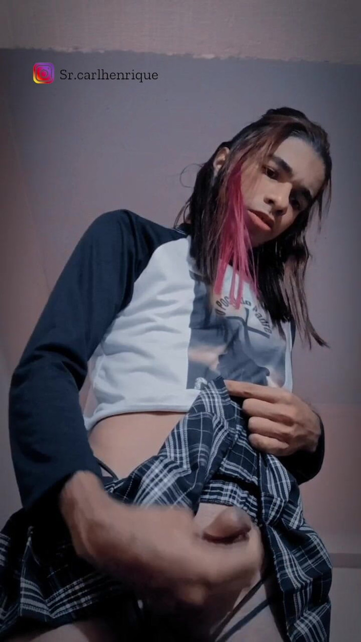 Carlos Henrique: Băiat tânăr într-o fustă mini care se masturbează