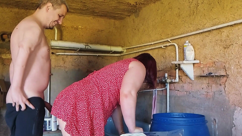SchoolPrincess: Šukal jsem vesnickou děvku přímo ve stodole, kde prala