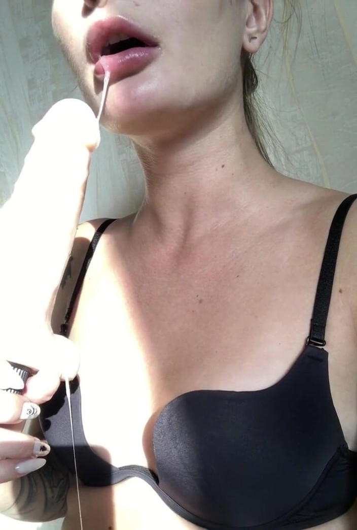 Wonder Jenny: Blowjob with vibrator