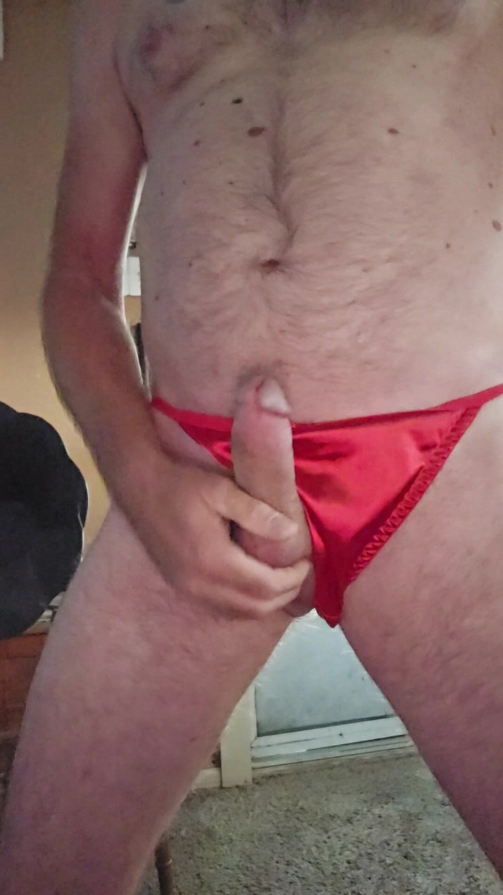 Fantasies in Lingerie: 赤いパンティーで遊びの時間を楽しむ