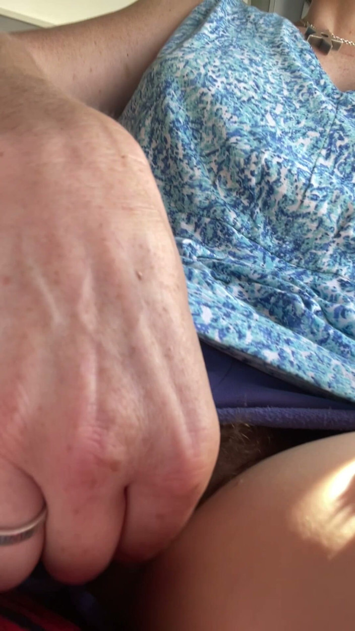 MistressWriggler: Mama vitregă se joacă cu pizda ei mirositoare în spatele autobuzului,...