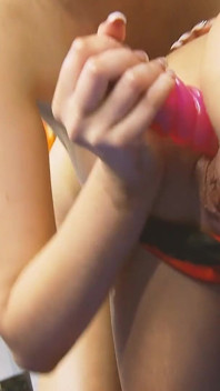 Lesbiche in una scena bollente 2_lesbian amiche si scopano a vicenda con i loro dildo mentre il resto della squadra guarda