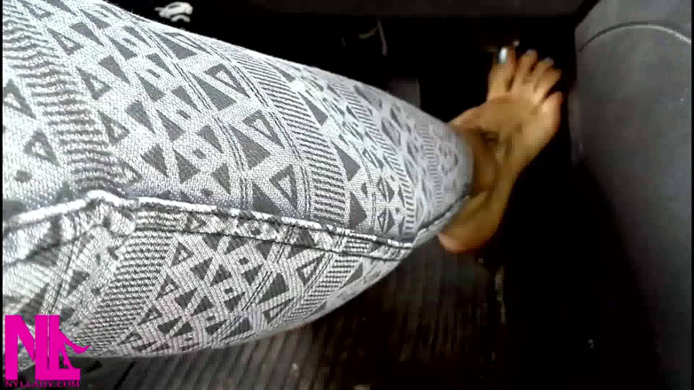 Nyllady: Pompare cu pedală în adidași albi și șosete din bumbac