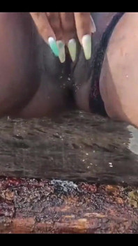 Mai multe ejaculează în parc singure cu o pizdă foarte umedă gândindu-se la pulă