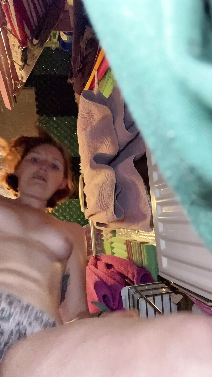 MistressWriggler: POV mytí mé perfektní chlupaté zralé kundičky po úmyslné chcaní na...