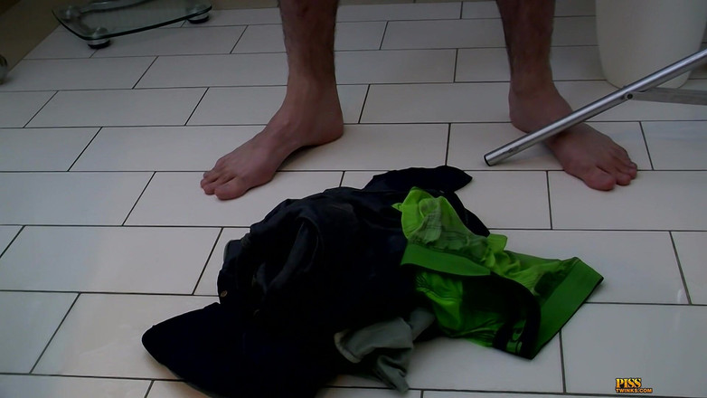Piss Twinks: Carino ragazzo non circonciso schizza e bagna