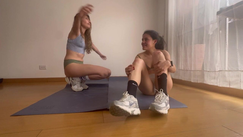 scarlettandc: 女同性恋者在女子摔跤比赛中玩得很开心