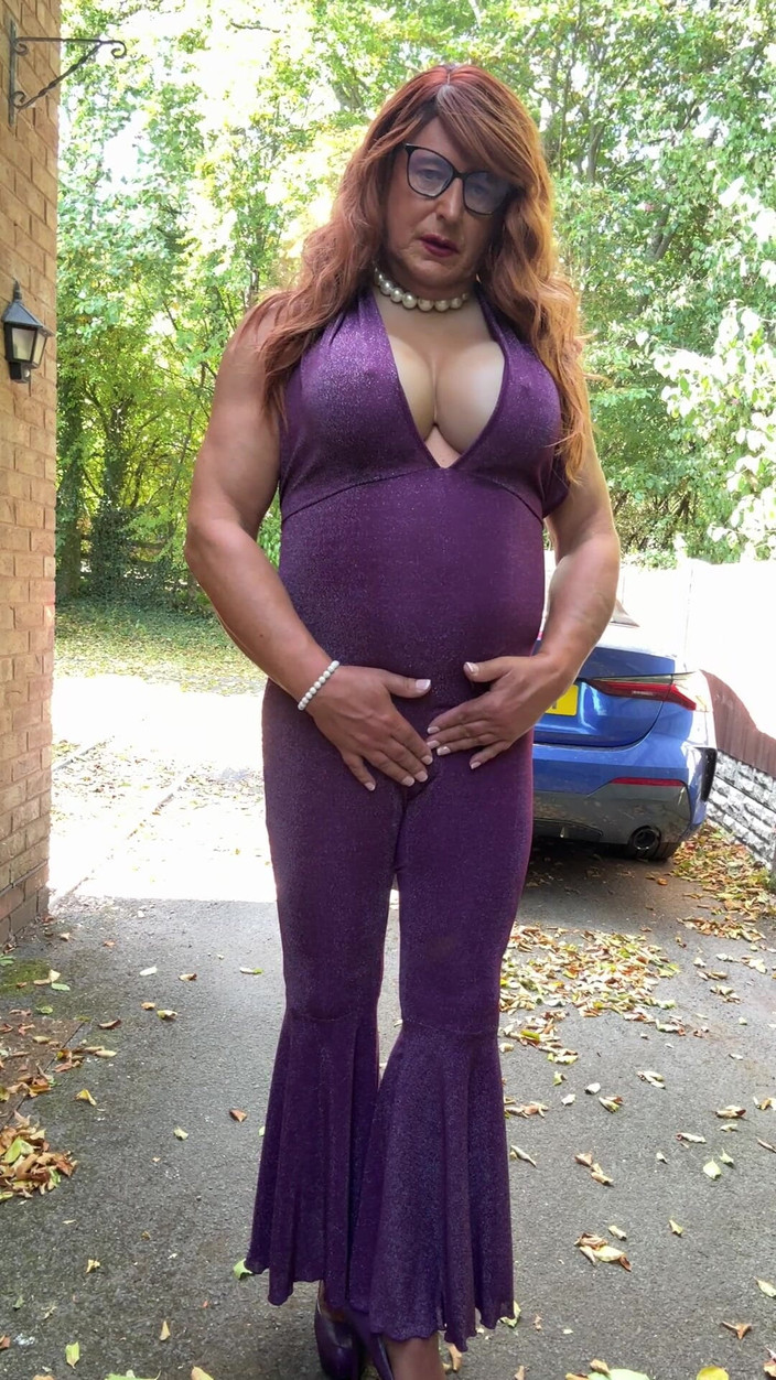 Kellycd2022: बैंगनी कैटसूट और ऊँची एड़ी के जूते में सेक्सी Crossdresser kellycd2022