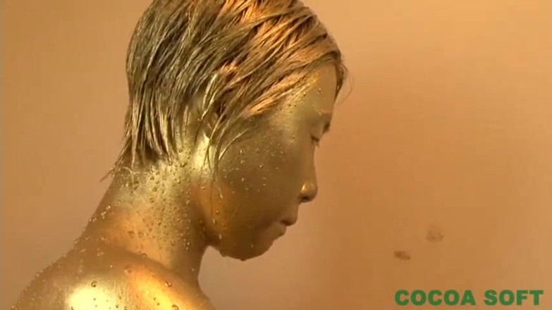 Cocoa Soft: The first pregnant woman in the gold paint